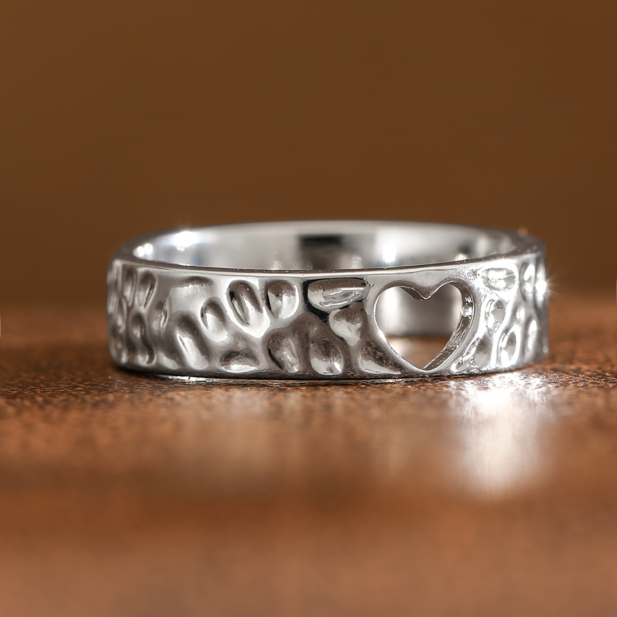 Men's Stylish Heart-Shaped Hollow-Out Hammered Ring